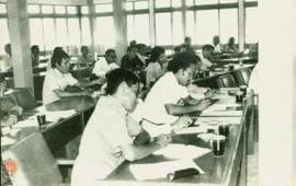 Peserta kursus sedang mencatat materi di Balai Mangu, Kepatihan (Foto diambil dari samping kiri d...