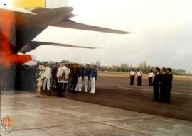 Keranda jenasah HB IX diturunkan dari pesawat TNI AU (Hercules ) disambut Paku Alam VIII, ketua M...