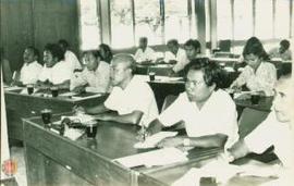 Peserta kursus sedang mendengarkan penjelasan materi di Balai Mangu Kepatihan (Foto diambil dari ...