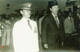 Foto Walikotamadya Yogyakarta yang lama  (Bapak Ahmad) dan yang baru (Bapak Sugiarto) pada acara ...