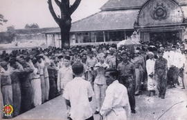 Peti jenazah Panglima Besar Jenderal Soedirman tiba di halaman Masjid Gedhe Kauman, di sambut  An...