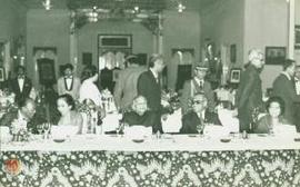 Jamuan makan malam yang dihadiri oleh Sri Paduka Paku  Alam VIII, Javaharal Nehru dan istri, Sri ...