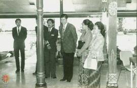 Bapak Usman Rangkuti, karyawan Ambarukmo Palace Hotel, menerima wakil dari ibu-ibu Dharma Pertiwi...
