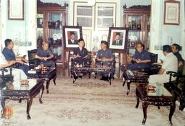 pejabat Gubernjur DIY  Sri  Paduka Paku Alam VIII memperhatikan dan mendengarkan tamu DPRD Sulawe...