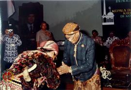 Walikota Yogyakarta R. Widagdo berjabat tangan dengan Gubernur DIY Paku Alam VIII pada acara syaw...