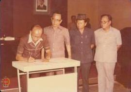 Sri Paku Alam VIII menandatangani APBD disaksikan Ketua dan Wakil Ketua DPRD DIY
