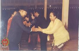 Pejabat Gubernur DIY Sri Paduka Paku Alam VIII sedang berjabat tangan dengan R.Ay.  Yudi  Sumiats...