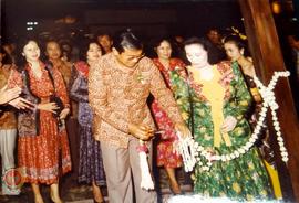 Walikotamadya Yogyakarta Kolenel Sugiarto sedang menggunting pita, menandakan dibukanya Pameran S...