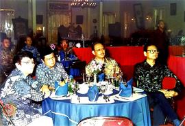 Sekwildda Drs. Suprastowo beserta Pejabat Pemda Prop DIY sedang menikmati jamuan makan malam.