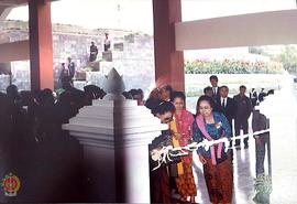 Pengguntingan pita oleh istri Presiden Tien Soeharto tanda dipergunakannya Gedung Auditorium
