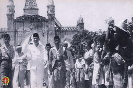 Presiden RI, Ir. Soekarno sedang memasuki tempat pengungsian untuk memeriksa kondisi rakyatnya.