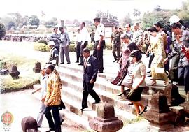Presiden Suriname beserta Istri dan rombongan menuruni tangga halaman candi menuju candi Prambanan