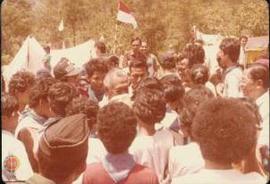 Sri Sultan HB IX di tengah-tengah para peserta kamping Pemuda di Kaliadem Cangkringan