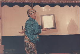 Ki Dalang Manteb Sudarsono memperlihatkan penghargaan yang diterima dari Pemerintah Propinsi DIY