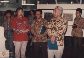 KPH. Gondokusumo (tengah) tampak serius berbincang-bincang dengan pelukis  terkenal Yogyakarta, A...
