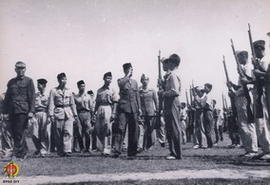 Panglima Besar Jenderal Soedirman sedang melaksanakan Inspeksi  Pasukan upacara.