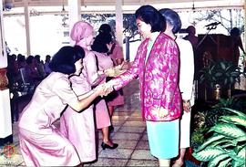Ibu Try Sutrisno (Istri Wakil Presiden) didampingi Ibu Singgih dan Ibu Bray. Retnomartani sedang ...