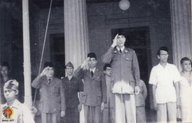 Upacara Peringatan HUT Kemedekaan RI yang Ke-2 tanggal 17 Agustus 1947 di halaman Istana Negara (...