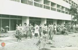 Rombongan ibu-ibu Dharma Pertiwi DIY sedang melewati taman samping Ambarukmo Palace Hotel dalam r...