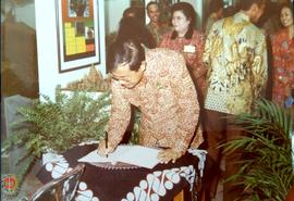 R.Widagdo sedang mengisi buku kesan dan pesan di Anjungan Pameran, Ibu Walikota sedang berbincang...