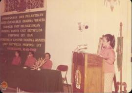 Seorang anggota Dharma Wanita membacakan sambutan