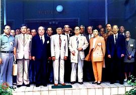 Pejabat Gubernur DIY Paku Alam VIII dan rombongan Kadin Kota Kyoto Jepang foto bersama di teras g...