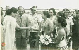 Menlu India berjabat tangan dengan Sri Paduka Paku  Alam VIII waktu kedatangannya di Yogyakarta