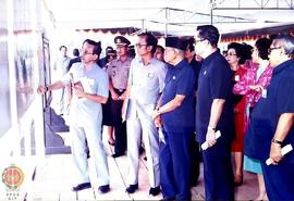 Wapres Try Sutrisno bersama Ir. SArwono Kusuma Atmaja didampingi Pejabat Gubernur Sri Paduka PA V...