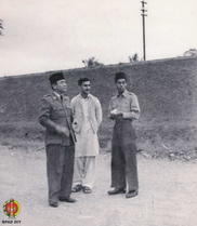 Presiden RI, Ir. Soekarno sedang berbincang – bincang  dengan Panglima Besar Jenderal Soedirman.
