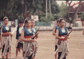 Para remaja putri hendak menari sambil membawa keris dalam rangka Hari Jadi Kabupaten Kulonprogo