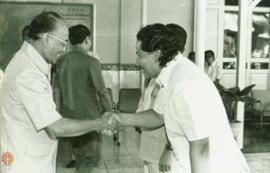 Sri Paduka Paku  Alam VIII berjabat tangan dengan Ketua PWI Jussac MR, dalam rangka pelantikan Ka...