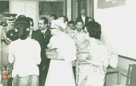 Sri Paduka Paku  Alam VIII, Javaharal Nehru beserta istri dan rombongan menikmati air kelapa muda