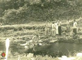 2 (dua) orang dari rombongan sedang mengukur debit air yang berasal dari Sumber Air Umbul Temante...