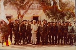 Foto peserta napak tilas Jenderal Sudirman bersama ketua penye-lenggara.