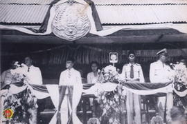 Panglima Besar Jenderal Soedirman berkacamata dan berdasi hitam berdiri bersama Drs. Moh Hatta, R...
