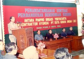 Bupati Kulon Progo Drs. Suratidjo memberikan sambutan pada acara penandatanganan kontrak Pembangu...