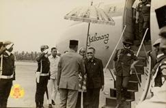 Wakil Presiden Republik Indonesia Sri Sultan Hamengku Buwono IX berjabat tangan dengan Gubernur K...