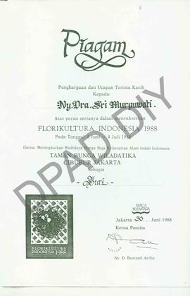 Piagam Penghargaan tertanda Ketua Panitia Bunga Nusantara Ny. D. Bustamil Arifin kepada Dra. Sri ...