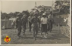 Mayor Jenderal Kusno Utomo dan istri berjalan beriringan dengan rombongan sebagai pengantar regu ...