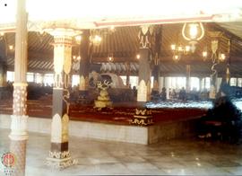Jenasah Almarhum Sri Sultan HB IX diletakkan di altar Bangsal Kencana