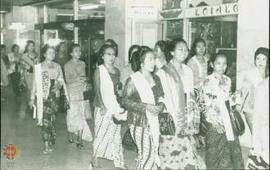 Rombongan ibu-ibu Dharma Pertiwi DIY sedang melewati Shoping Arcade APH dalam rangka kunjungan ke...