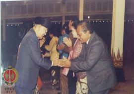 Pejabat Gubernur DIY Sri Paduka Paku Alam VIII sedang berjabat tangan dengan Drs. Samirin (Asiste...