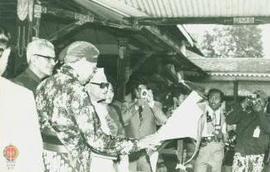 Nyonya Javaharal Nehru menerima karangan bunga dalam kunjungannya ke Kraton Yogyakarta