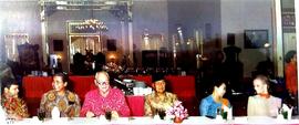 Pejabat Gubernur DIY Sri Paduka Paku Alam VIII dan Presiden Bank Dunia pada acara jamuan makan ma...