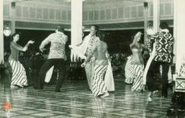 Delegasi kesenian kotamadya Yogjakarta bersama-sama dengan para tamu undangan sedang menari tayub...