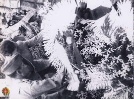 Letkol. Suharto sedang meletakkan karangan bunga sebagai tanda berbela sungkawa (foto kiri berpeci).