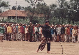 Komandan Upacara berpakaian khas Jawa hendak menuju lapangan Upacara disaksikan oleh peserta Upac...