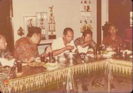 Anggota DPRD DIY Komisi A sedang menikmati hidangan dengan wakil pemerintah Derah di RM. Ny. Suharti
