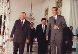 Presiden Soeharto dan PM Lee Kwan Yew beserta rombongan hendak meninggalkan ruangan Gedung Agung ...
