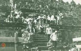 Istri Javaharal Nehru Mengunjungi Candi Borobudur Beserta Rombongan.(tampak dari jauh)